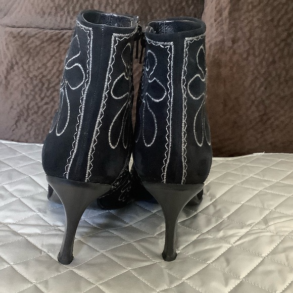 Via Spiga Black and White Embroidered suede Ankle Boots, Size 7.5 - Picture 7 of 15
